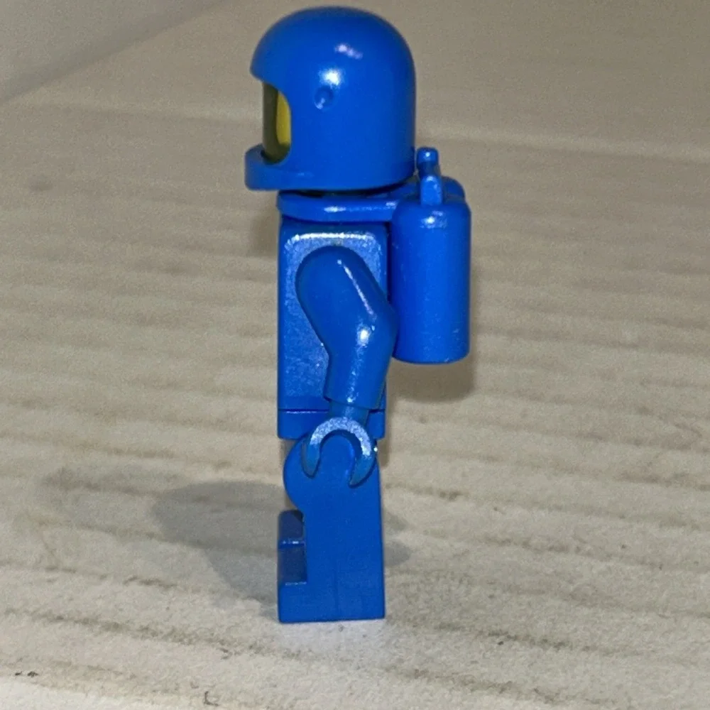 LEGO Classic Blue Spaceman W/ Moto Helmet And Oxygen Tank - Picture 2 of 4
